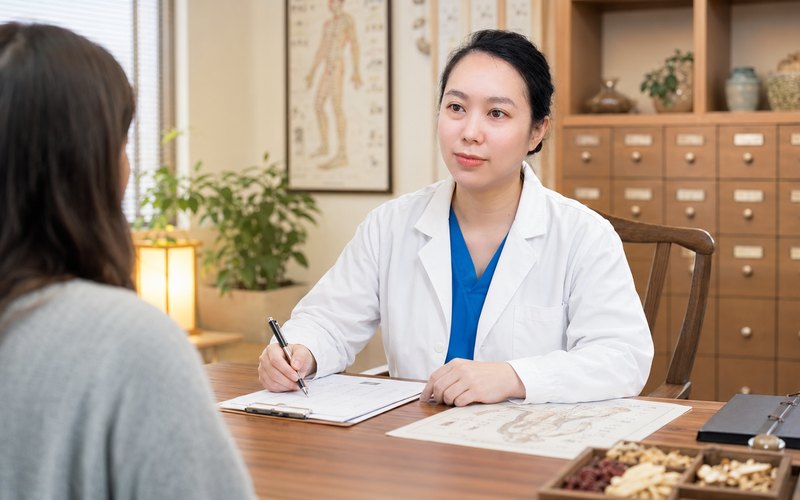 法拉盛中医皮肤科张美茹医师为患者面诊辨证，应对湿疹反复发作